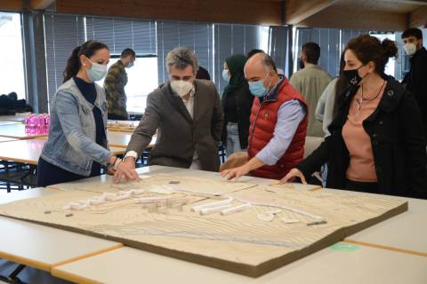 La alcaldesa, a la izquierda, junto a profesores de la ETSAE y una maqueta del emplazamiento.