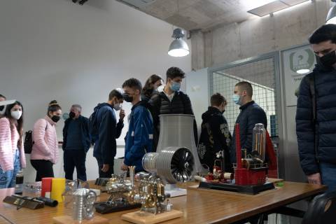 Alumnos visitando laboratorios de la UPCT.