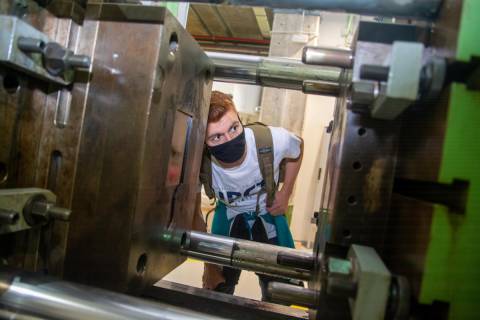 Un alumno de la UPCT en un laboratorio de Ingeniería Mecánica.