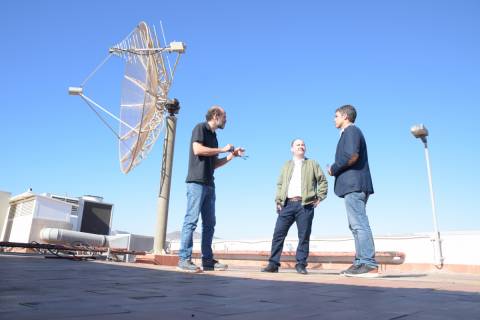 Los investigadores Javier Bussons, Manuel Prieto y José Luis Gómez Tornero junto a la antena parabólica de la UPCT que se va a sumar a la monitorización solar.