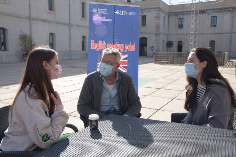 Ian Harrison charlando en inglés con dos alumnas.