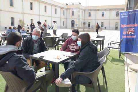 Ian Harrison conversando con varios alumnos en 'Teleco'.