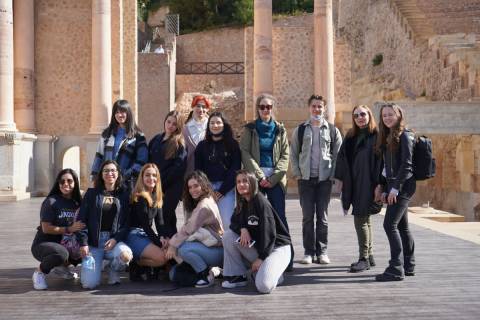 Alumnos de Turismo en el Teatro Romano.