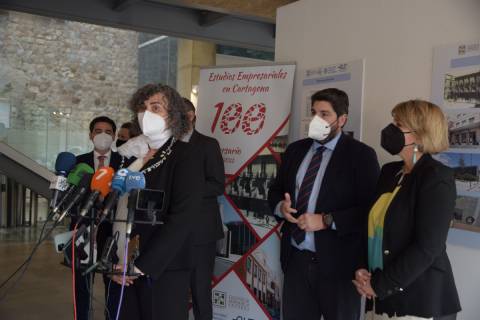 La rectora, durante su intervención ante los medios de comunicación.