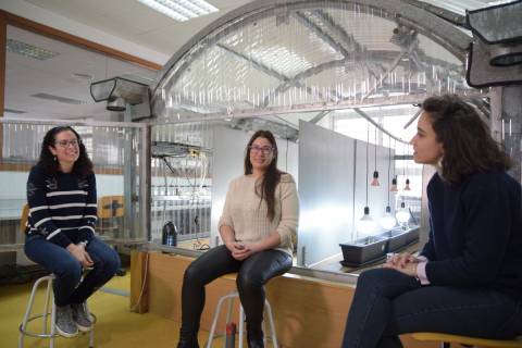 Belén Gallego, Paqui Rosique y Carmen Flores, en un laboratorio de la Escuela de Agrónomos.