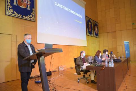 El vicerrector durante su intervención en el Claustro.