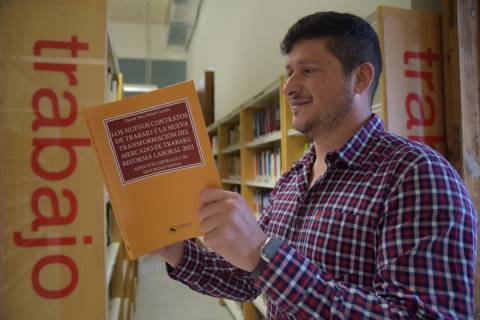 Djamil Kahale Carrillo con el libro que ha publicado en la biblioteca del CIM.