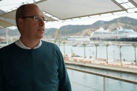 Pedro Fernandes, observando desde la UPCT el puerto de Cartagena.