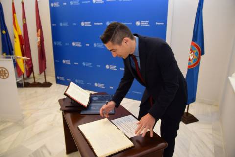 Rafael Toledo firmando su toma de posesión.