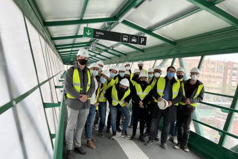 Alumnos de la EICM junto al profesor Salvador García-Ayllón en la pasarela de la estación de tren de Murcia sobre las obras de soterramiento.