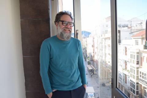 José Amorós en un mirador de su oficina de Arquitectura en la calle del Carmen de Cartagena.