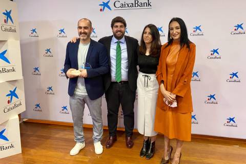 Antonio Sánchez Kaiser junto al presidente regional tras la entrega del premio.