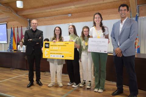 El equipo ganador, junto al director de la ETSAE y el director general de Universidades de la CARM.