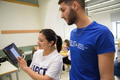 Estudiantes de la UPCT en un aula.