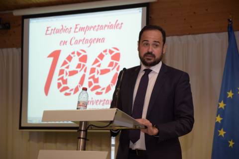 José Mariano Ortín durante su intervención en la graduación de la Facultad de Ciencias de la Empresa.
