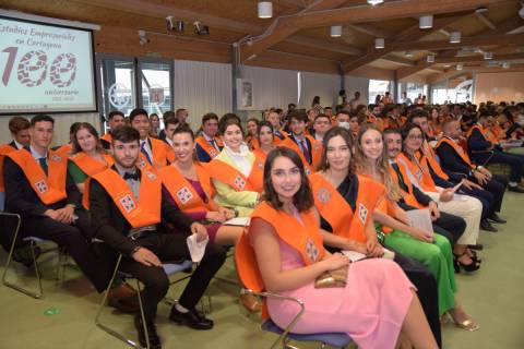 Algunos de los graduados en ADE y Turismo este viernes.