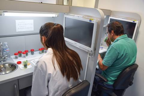 Dos de los participantes en el estudio de consumo sobre germinados.