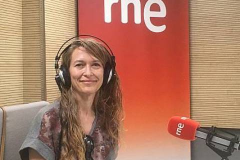 Lola Cano en los estudios de RNE.