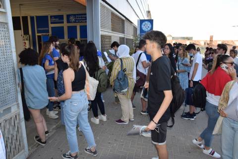 Alumnos accediendo a la Escuela de Teleco para iniciar la EBAU de este año.