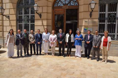 La rectora, Beatriz Miguel, junto a autoridades y responsables del congreso, este mediodía.