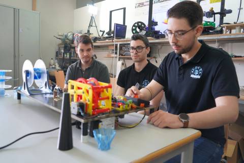 Los tres estudiantes de UPCT Maker que han creado la extrusora para reciclar botellas de plástico.