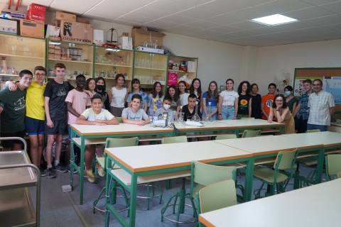 Estudiantes del IES Los Molinos con el material de laboratorio que han recibido.