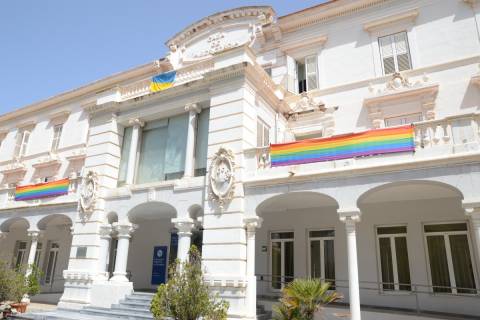 El Rectorado de la UPCT con las banderas arcoiris y la de Ucrania.