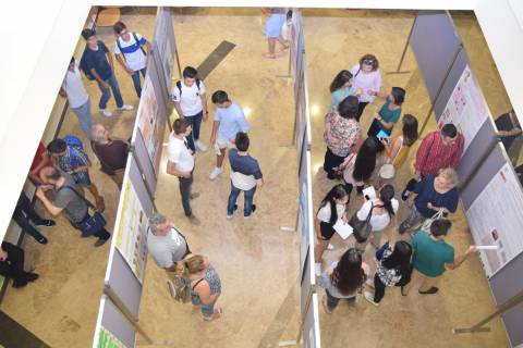 Estudiantes de Bachillerato mostrando sus pósteres en una edición anterior del congreso IDIES.