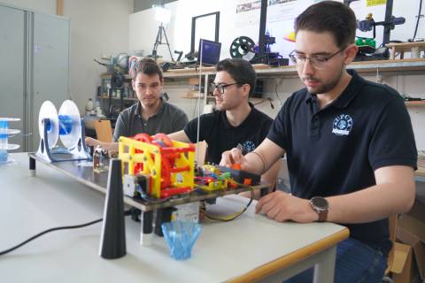 Los tres estudiantes que han fabricado la Extrudermaker.