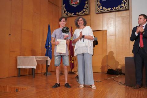 Juan Pedreño, ganador de la III Olimpiada de Ingeniería Industrial, junto a la rectora.