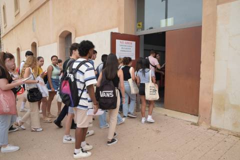 Estudiantes entrando al examen de EBAU.