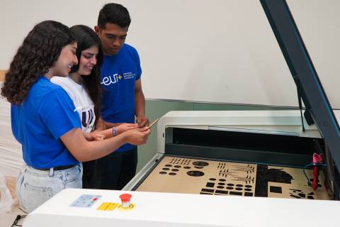 Estudiantes en el taller de maquetas de la Escuela de Arquitectura y Edificación.