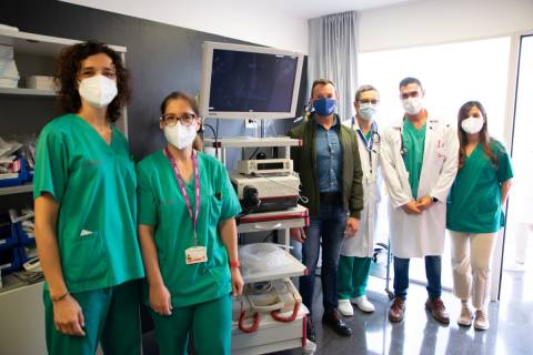 El profesor Bayo, rodeado del equipo del doctor Baeza, junto al equipo médico con el que se realizan los lavados broncoalveolares.