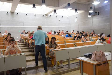 Alumnos, hoy, en una de las aulas de Industriales donde se hace la EBAU extraordinaria.