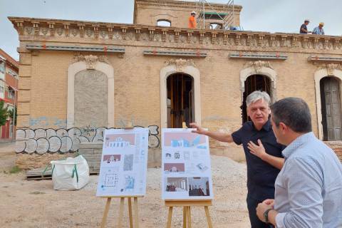 Antonio Cerezuela explicándole al alcalde Buendía el diseño de la reforma del edificio modernista.