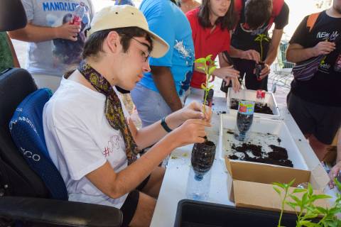 Uno de los alumnos del Campus Inclusivo durante un taller de Ingeniería Agronómica.