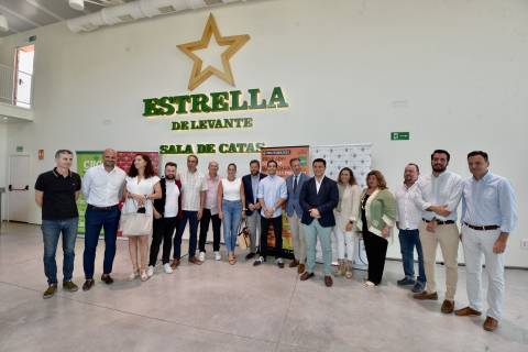 El grupo Lima Limón durante la presentación del festival en la Sala de Catas de Estrella Levante.