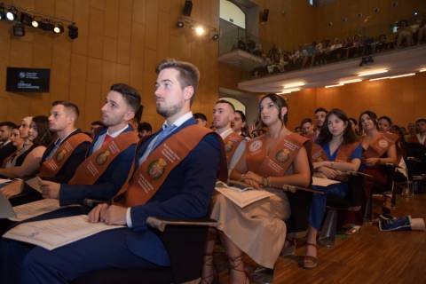 Estudiantes recién graduados de la ETSIT.