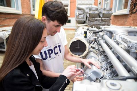 Estudiantes en uno de los grandes motores con que cuenta la Escuela de Navales.