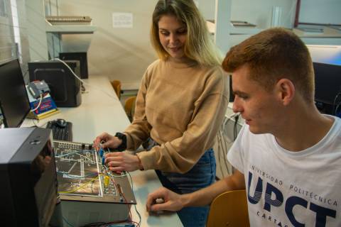 Dos alumnos en un laboratorio de la UPCT.