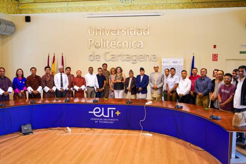 La rectora, Beatriz Miguel, y Ruth Herrero, junto a los profesores de Nepal y Bután en el Rectorado.