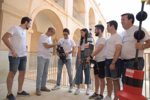 Investigadores, técnicos y estudiantes participantes en el proyecto mostrando el interior y exterior de las boyas.