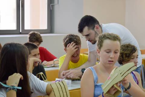 El voluntario Adrián Larraz durante uno de los talleres del Campus Talentum.