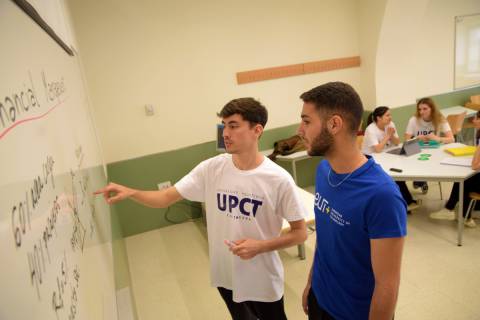 Estudiantes en un aula del CIM.