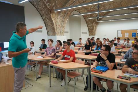 Estudiantes del grado en Ciencia e Ingeniería de Datos durante una clase de Álgebra impartida por Francisco Periago.