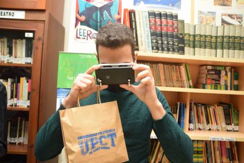 Un estudiante preuniversitario viendo un vídeo de realidad virtual.