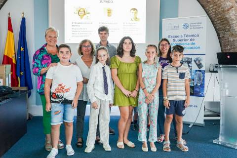 Los alumnos ganadores junto a María José Lucas, responsable de Igualdad en la UPCT, y Juan Carlos Sánchez, de la Escuela de Telecomunicación.