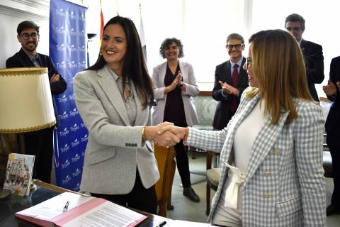 La alcaldesa de Troyes y la vicealcaldesa de Cartagena, estrechándose la mano. Detrás, entre otros, la rectora de la UPCT y el rector de la UTT.