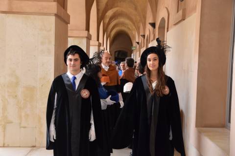 Los maceros Aitor Aguinada y Carmen García, alumnos de Ingeniería Química, al frente del cortejo.