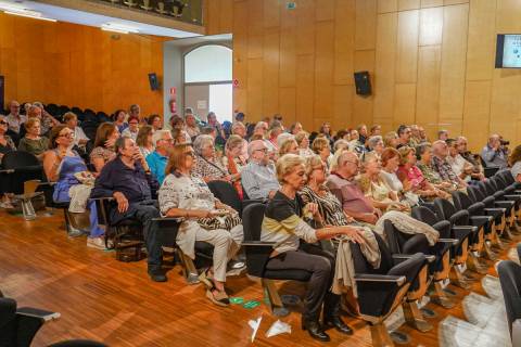 Asistentes al acto inaugural del nuevo curso en la Universidad de Mayores.